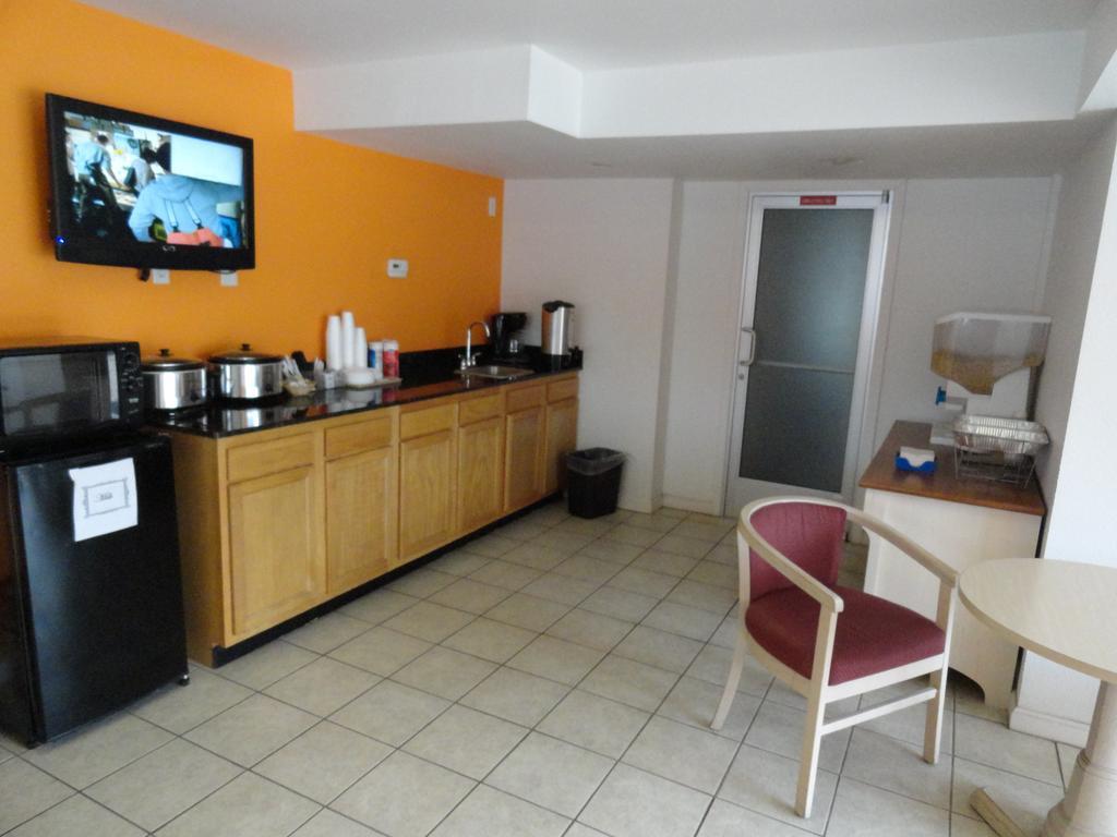 מטרופוליס Econo Lodge מראה חיצוני תמונה